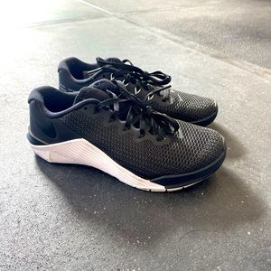 Size 8 Nike metcon 5 like new condition
